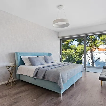 Stylish 5-bedroom Aride With Pool, Sea Views Podstrana