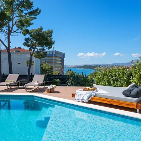 New Stylish 5-bedroom Aride With Pool, Sea Views Podstrana