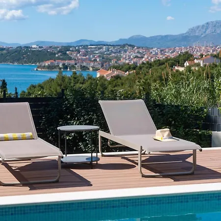 New Stylish 5-bedroom Aride With Pool, Sea Views *