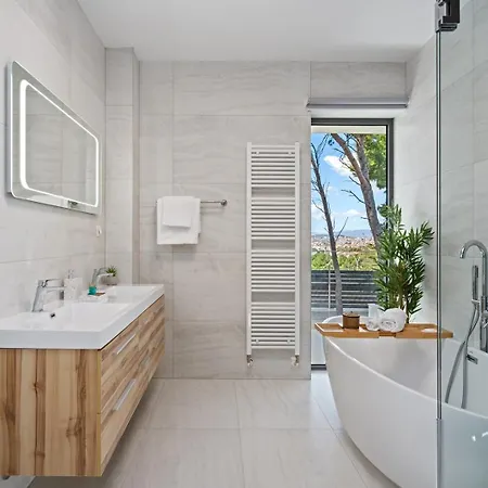 New Stylish 5-bedroom Aride With Pool, Sea Views Podstrana