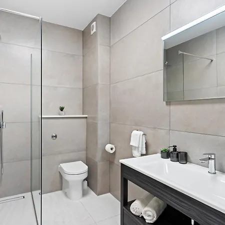 New Stylish 5-bedroom Aride With Pool, Sea Views Podstrana