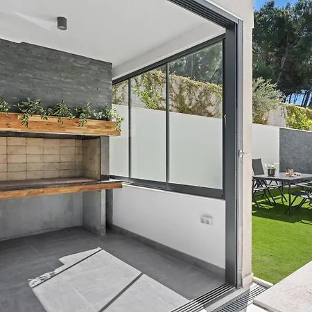 New Stylish 5-bedroom Aride With Pool, Sea Views Podstrana