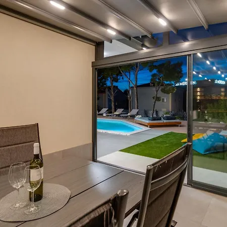 New Stylish 5-bedroom Aride With Pool, Sea Views * Podstrana