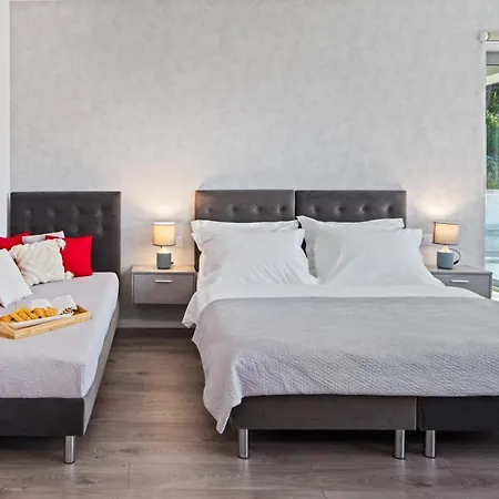 New Stylish 5-bedroom Aride With Pool, Sea Views Podstrana
