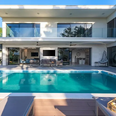 New Stylish 5-bedroom Aride With Pool, Sea Views *