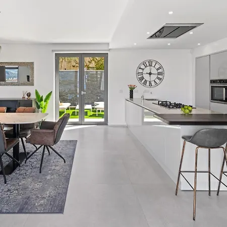 Villa New Stylish 5-bedroom Aride With Pool, Sea Views *