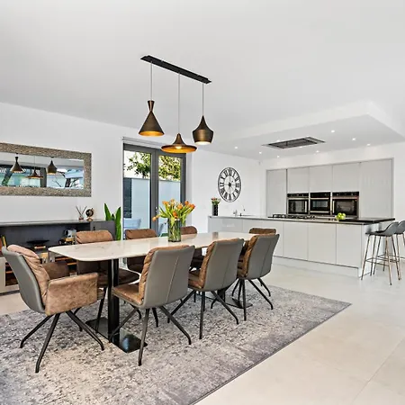 New Stylish 5-bedroom Aride With Pool, Sea Views * Podstrana