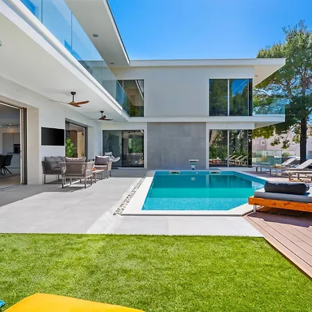New Stylish 5-bedroom Aride With Pool, Sea Views Podstrana