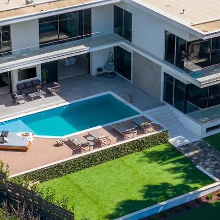 New Stylish 5-bedroom Aride With Pool, Sea Views Villa Podstrana