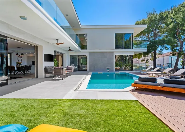 Stylish 5-bedroom Aride With Pool, Sea Views Podstrana